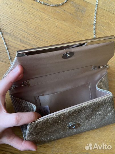 Клатч золотистый на цепочке