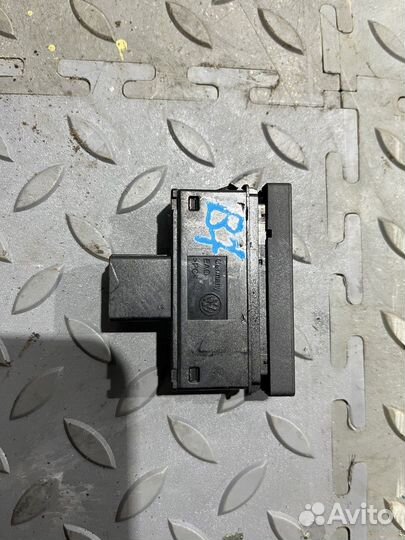 Кнопка аварийной сигнализации (Volkswagen Passat)