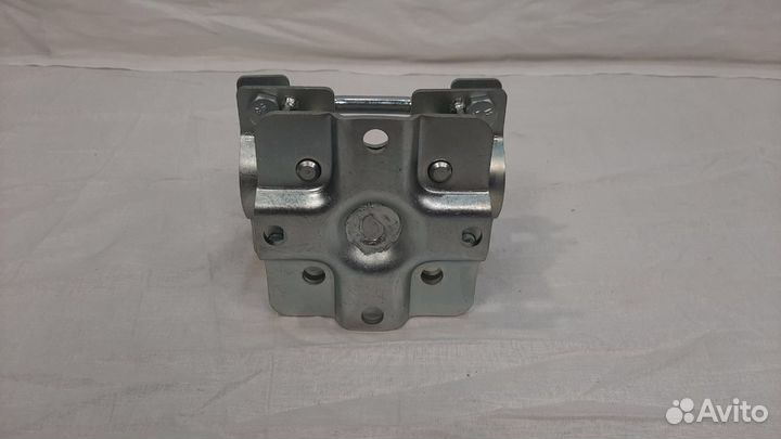 Поворотный хомут для опорного колеса прицепа