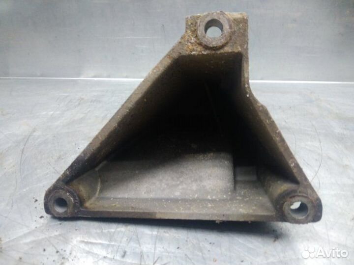 Кронштейн двигателя правый Audi 80/90 B4
