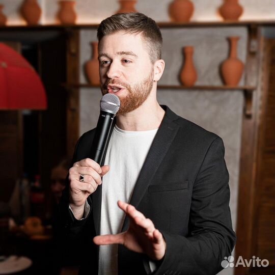 Ведущий Мероприятий И Диджей с Оборудованием