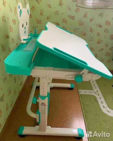 Растущая парта - стол, стул, подставка для ног