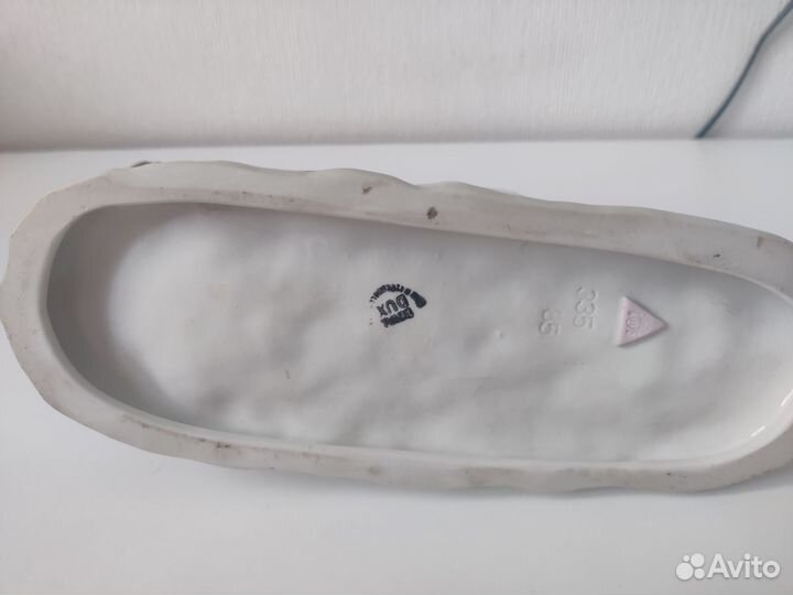 Фарфоровая статуэтка собака