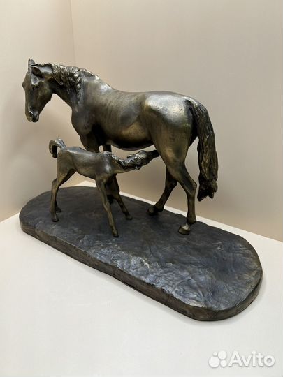 Бронзовая скульптура прогулка.Кони