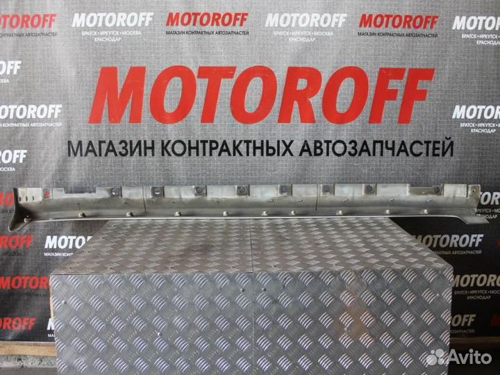 Тойота Исис ANM10 порог пластик правый А382