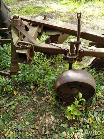 Плуг трехкорпусный