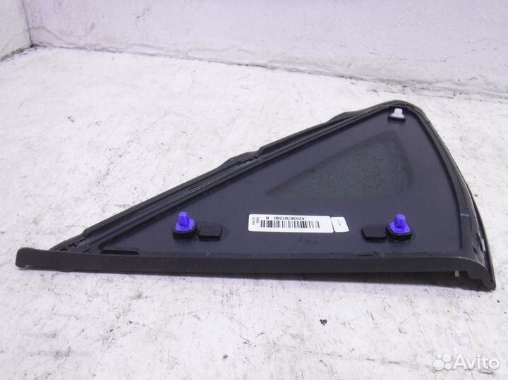 Форточка заднего правого крыла