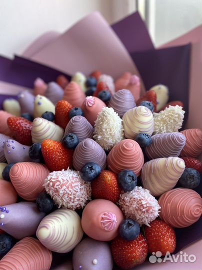 Съедобные букеты из клубники в шоколаде и ягод