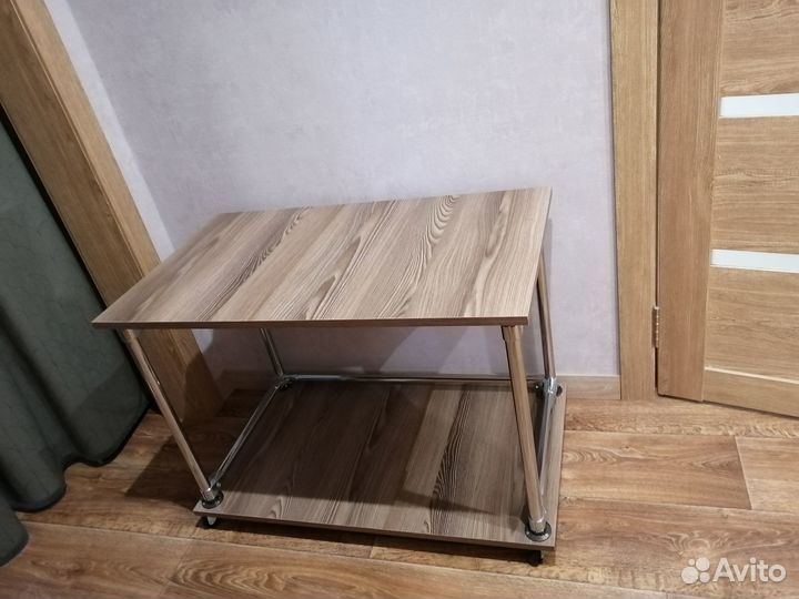 Столик на колёсиках
