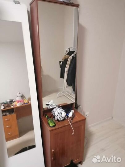 Компьютерный стол и трюмо с зеркалом