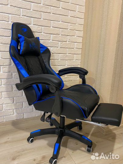 Геймерское кресло с подставкой для ног