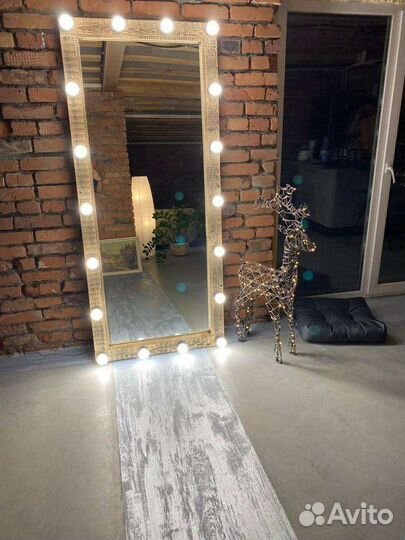 Зеркало гримерное из амбарной доски