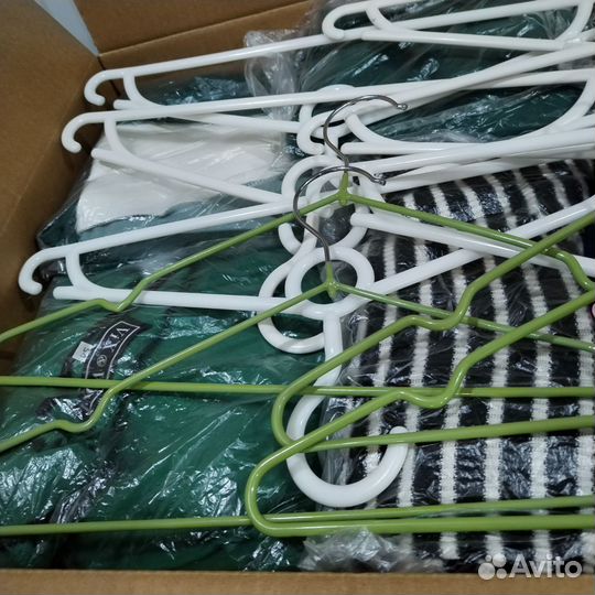 Коробка с б/у женскими вещами