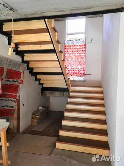 Лестница из дерева в дом на второй этаж из березы