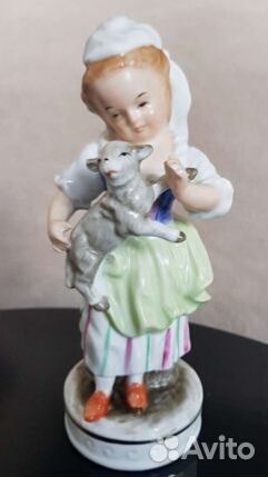 Статуэтка фарфоровая