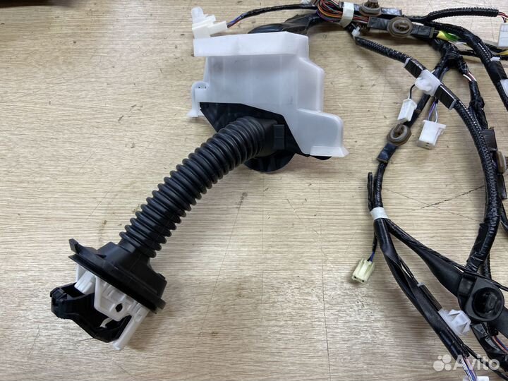 Проводка в переднюю левую дверь Toyota Camry 75