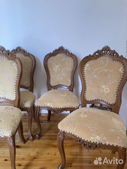 Стол со стульями