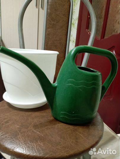 Горшок и лейка