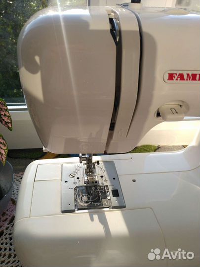Швейная машина Janome Fameli Gold line 7018