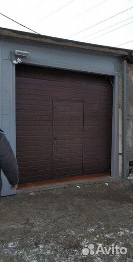 Гаражные секционные ворота с калиткой