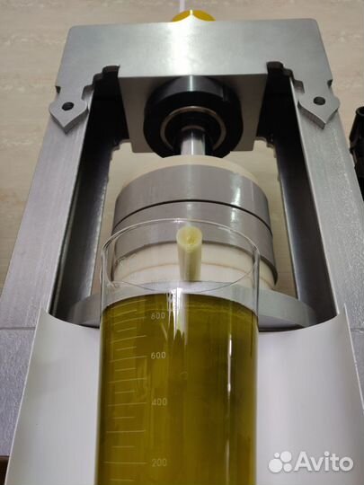 Сыродавленное масло холодного отжима из бочонка