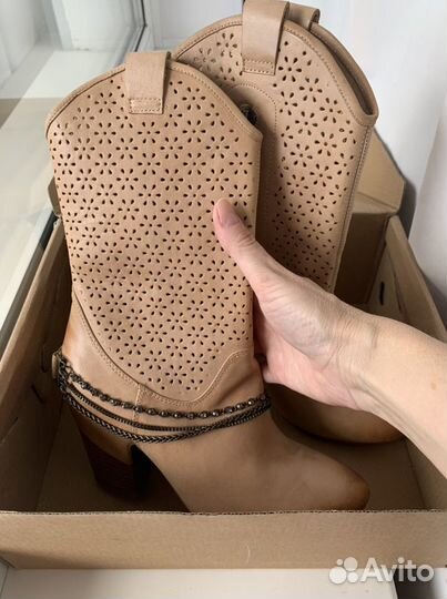 Ботинки женские казаки 36,5-37