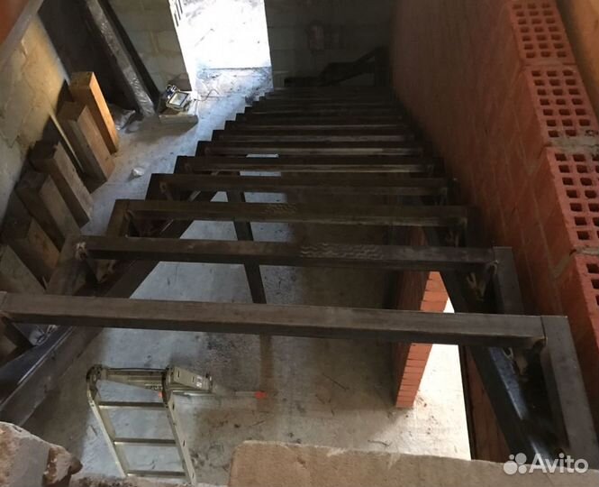 Каркас из метала Лестницы на Ломанном Косоуре на В