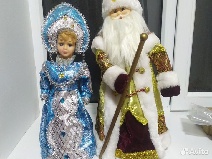 Дед мороз и снегурочка под елку