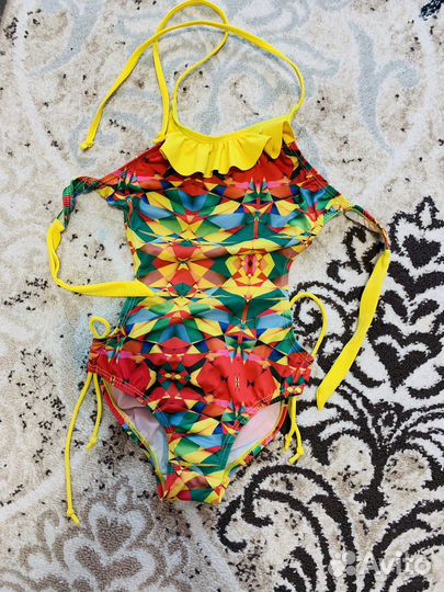 Купальники,шапочка,желет спасательный,нарукавники