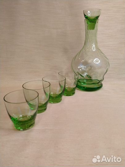 Набор графин со стопками зелёное стекло