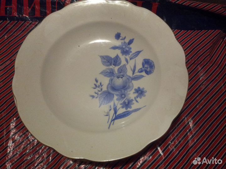 Тарелки и другая кухонная утварь