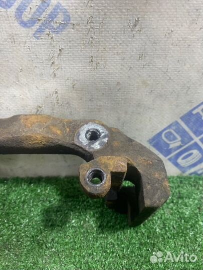 Скоба суппорта передняя правая Ford Fusion хэтчбек