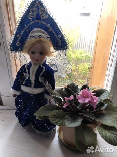 Кукла фарфоровая