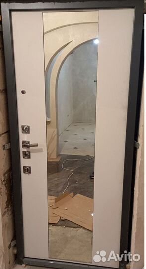 Дверь входная металлическая с зеркалом Бульдорс