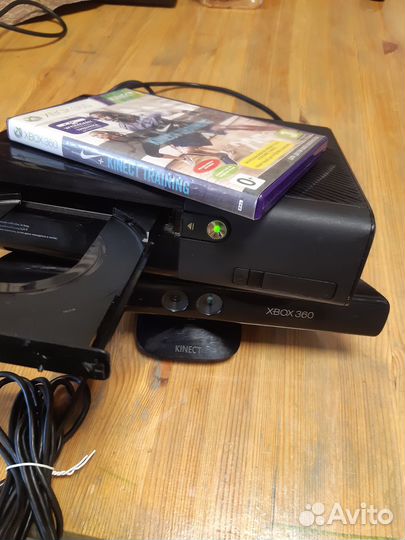 Xbox 360 E 2013 года с kinect (диск в подарок)