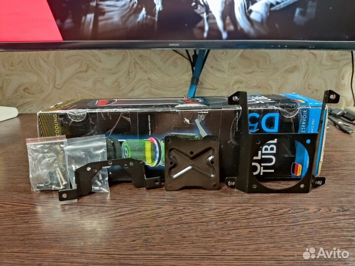 Ultitube D5 150 reservoir with D5 PWM pump