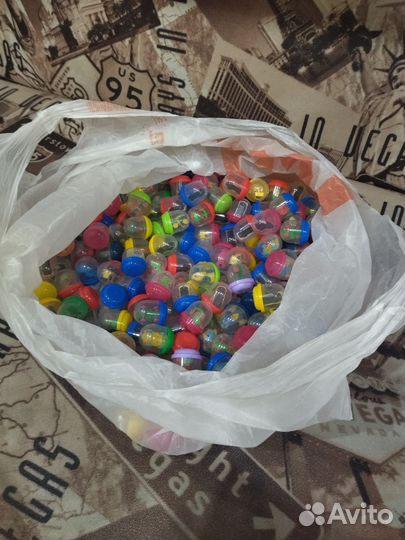 Игрушки в капсулах для торгового автомата