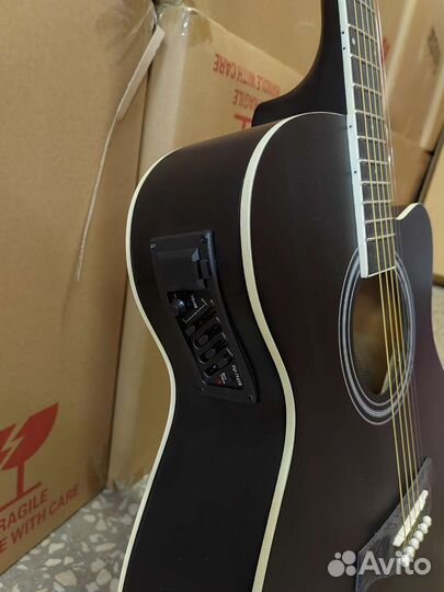 Электроакустическая шестиструнная гитара