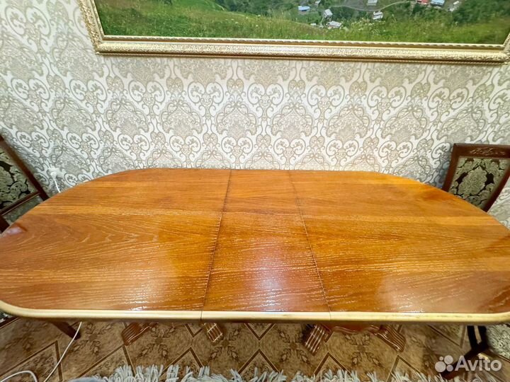 Стол со стульями