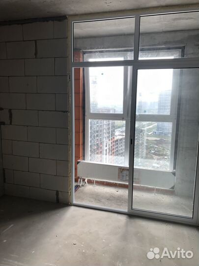 Стеклянная перегородка с дверью