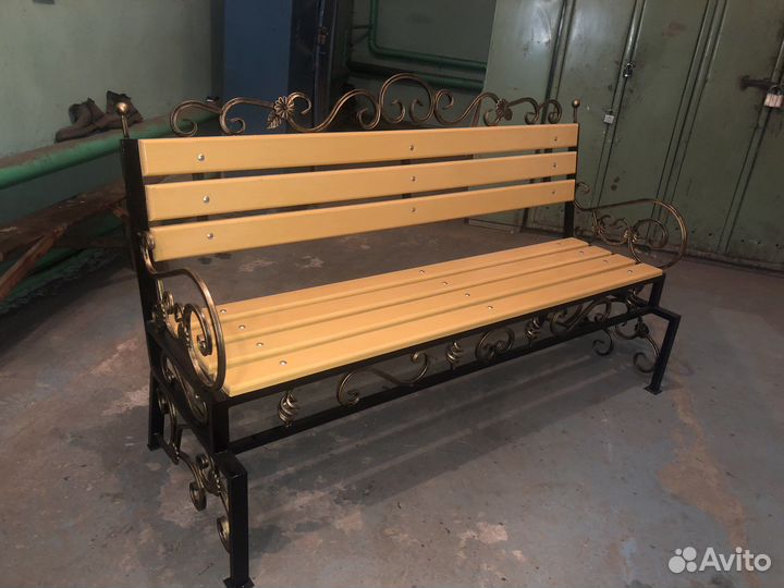 Лавка с элементами ковки