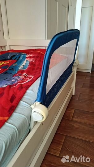 Защитный бортик для кровати