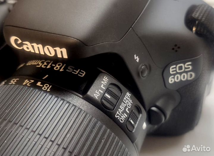 Цифровая зеркальная камера Canon EOS 600D