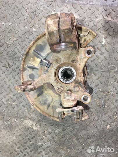 Кулак поворотный передний левый в сборе со ступиц