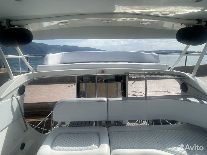 Моторная яхта с Флайбриджем