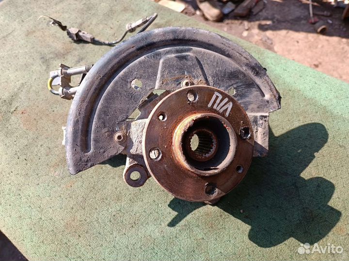 Поворотный кулак левый Рено сандеро степвей 2016 г