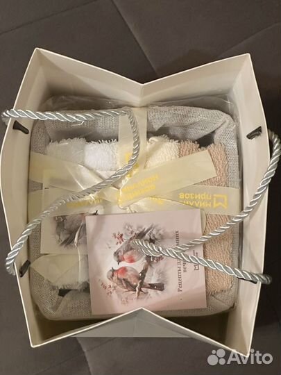 Полотенца в корзинке «Снегири»