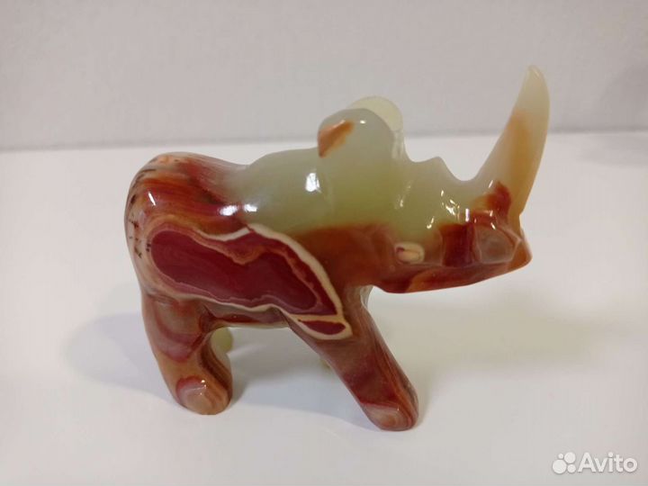 Статуэтки из фарфора и оникса