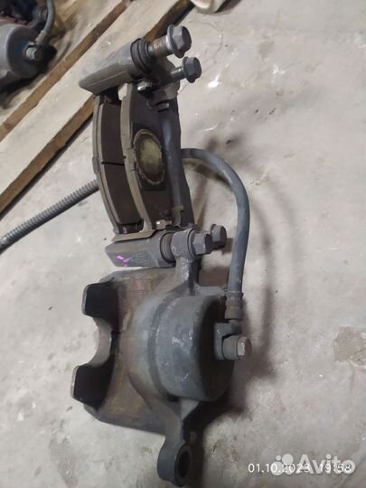 Суппорт передний левый Митсубиси галант 8