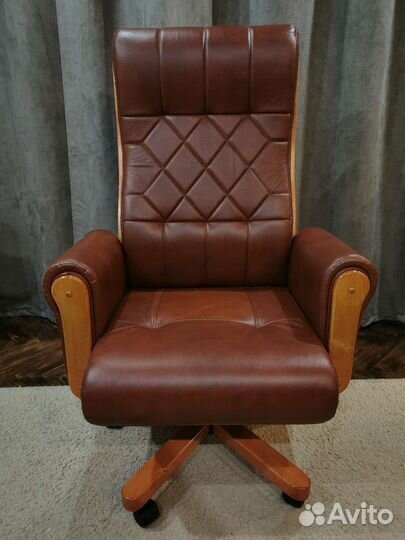 Кожаное кресло руководителя новое